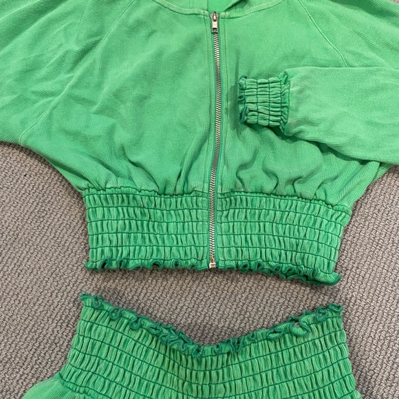 Short set with synched waist and Cropped zip up - Picture 2 of 4